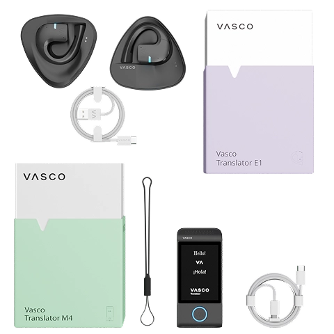 Vasco Translator E1 szett két vezeték nélküli fordító fülhallgatóval, töltőkábellel, útmutatóval, tasakkal és csomagolással, a Vasco Translator M4 doboza mellett kiállítva a zsinórral és kábellel együtt.