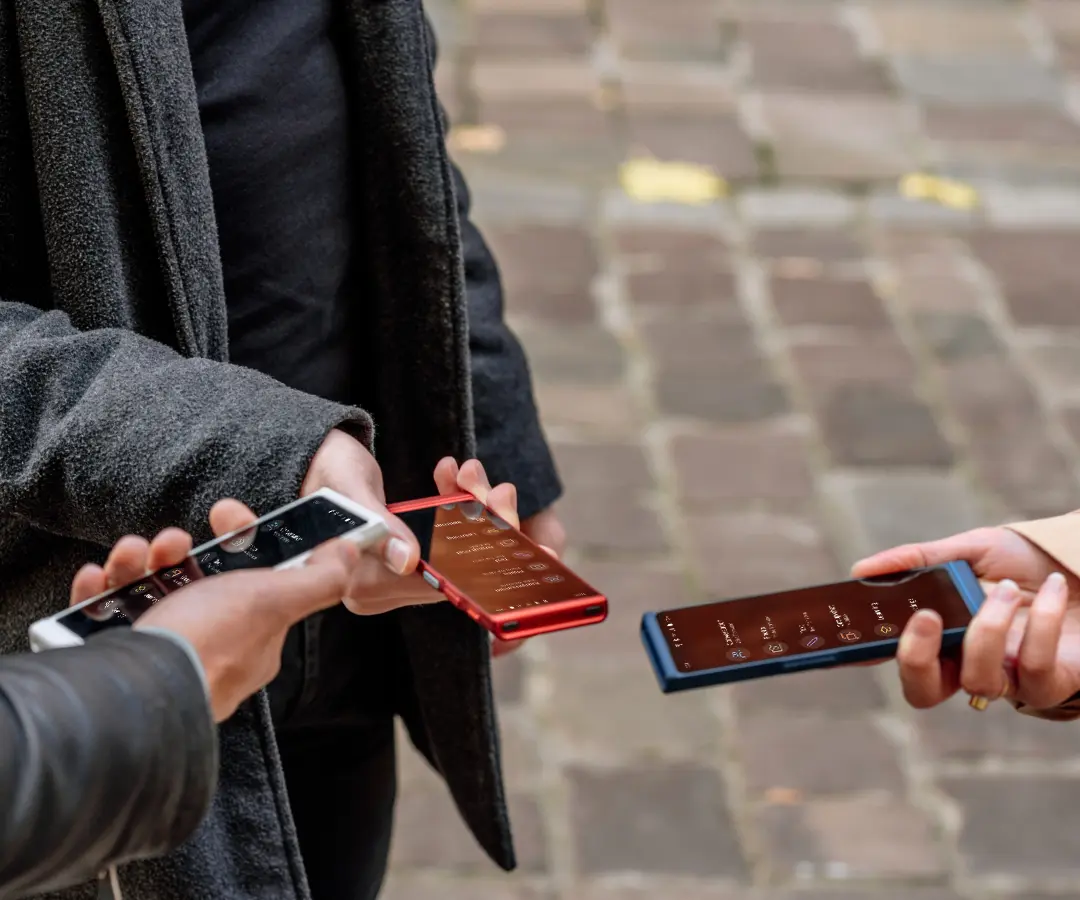 Három barát boldogan tartja a tolmácsát, beszélgetnek és megosztják a közös pillanatokat. 