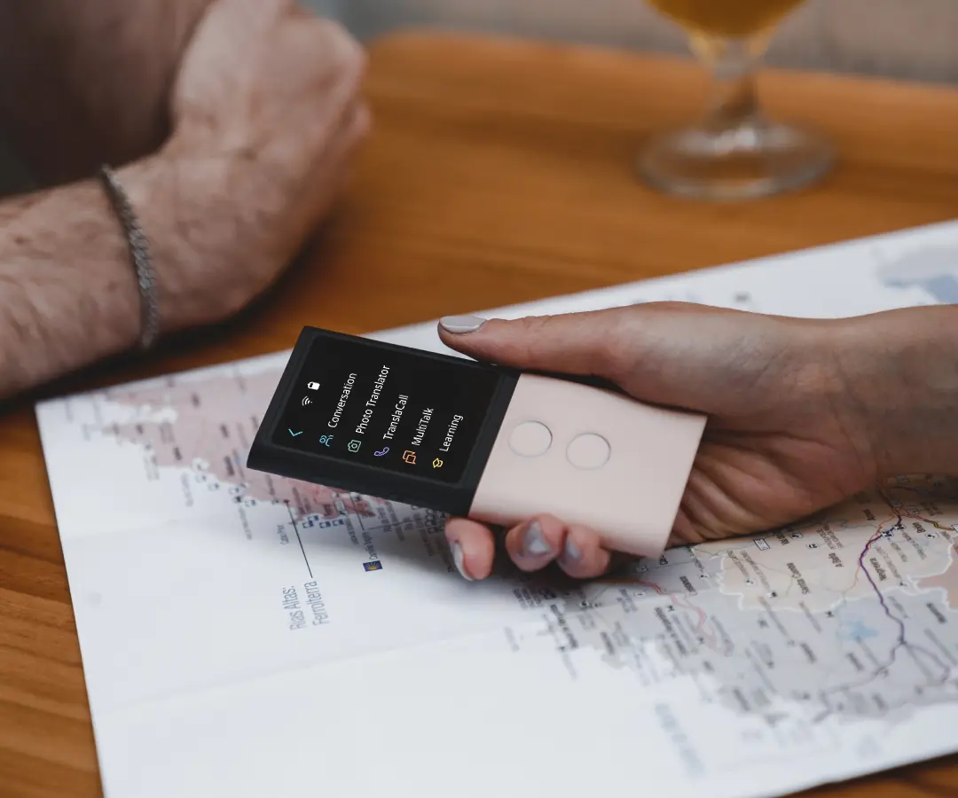 Közeli kép egy kézről, amely tolmácsot tart egy asztal felett, rajta térképpel